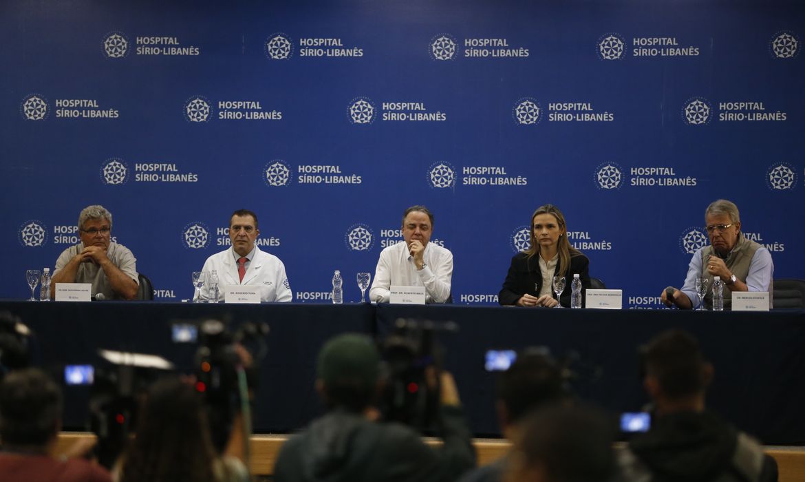 São Paulo (SP), 12/12/2024 - Entrevista coletiva da equipe médica que está cuidando do presidente Lula no hospital. Sírio Libanês. Esq/Dir  DR. José Guilherme Caldas, Dr Rogério Tuma, Dr. Roberto Kalil, Dra Ana Helena Germoglio e Dr. Marcos Stavale. Foto: Paulo Pinto/Agência Brasil