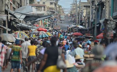 Porto Principe (Haiti) - Comércio a céu aberto no bairro de Bel-Air, rua asfaltada após o terremoto