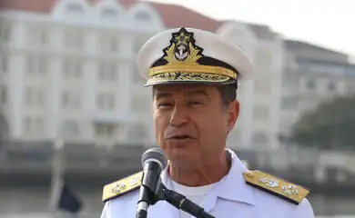 O comandante da Marinha, Almir Garnier Santos, fala com a imprensa. Em comemoração ao Bicentenário da Independência, a Marinha do Brasil promove uma Revista Naval, com a presença do presidente da República, na Baía de Guanabara, no Rio de Janeiro.