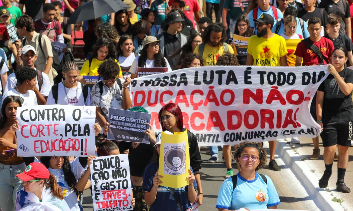 Brasília,DF 11/08/2023 A União Nacional dos Estudantes (UNE), a União Brasileira dos Estudantes Secundaristas (Ubes) e a Associação Nacional de Pós-Graduandos (ANPG) realiza atos públicos reivindicando revogação do Novo Ensino Médio, reposição do orçamento da educação e direitos aos pós-graduandos. Foto: Fabio Rodrigues-Pozzebom/ Agência Brasil