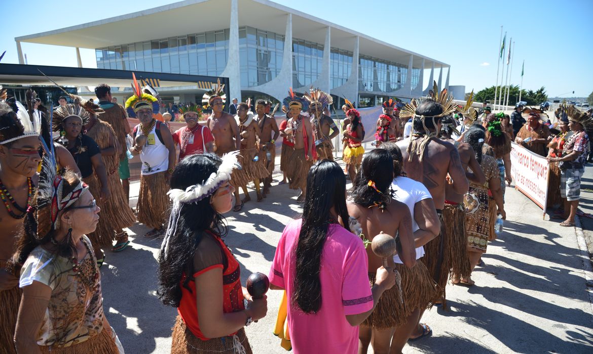 Brasília - Índios Pataxó e Tupinambá defendem demarcação de terras durante manifestação em frente ao Palácio do Planalto  (Antônio Cruz/Agência Brasil)