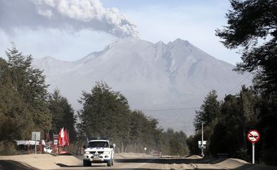 Vulcão Calbuco continua a expelir cinzas no vilarejo Ensenada, na região de Los Lagos, Sul do Chile