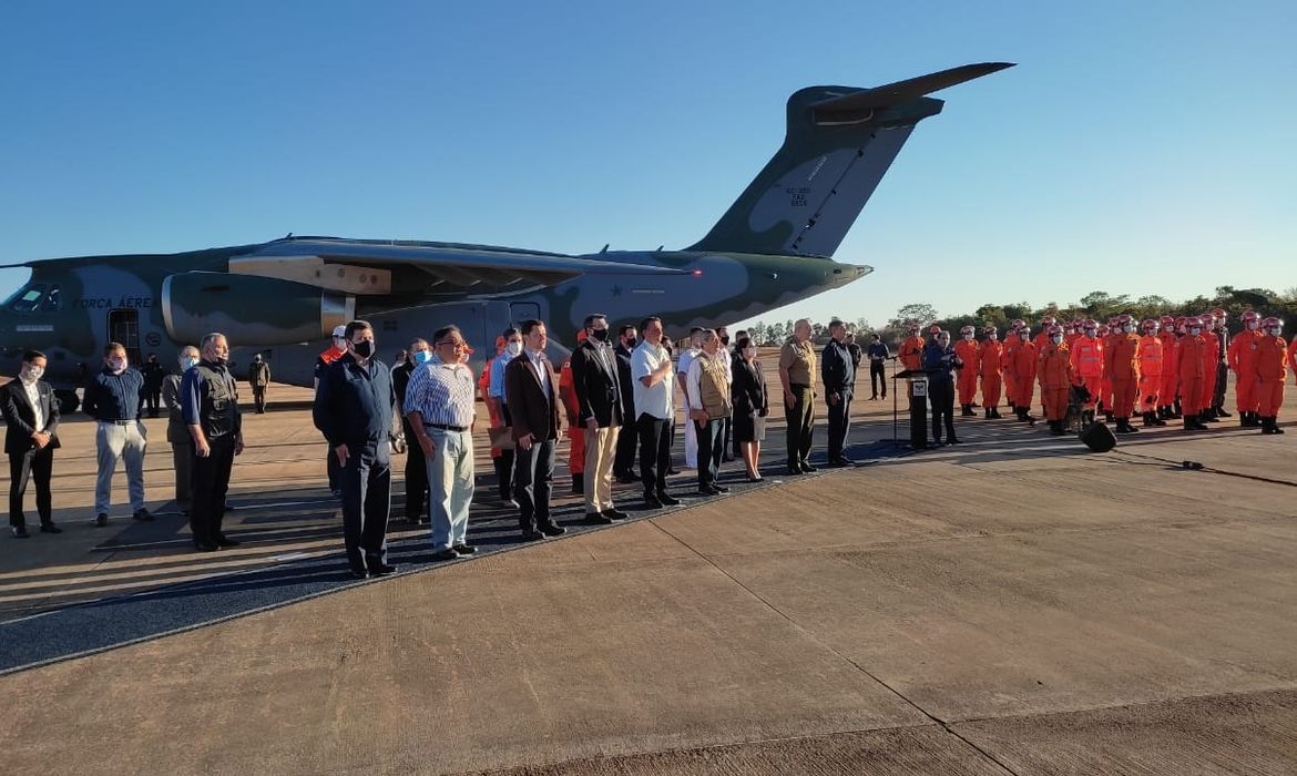 O presidente da República, Jair Bolsonaro, acompanha na Base Aérea de Brasília, o embarque de passageiros e de material para Missão no Haiti.