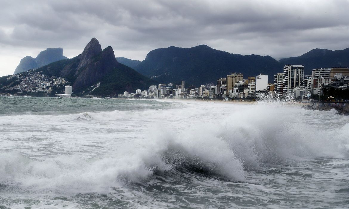 Rio de Janeiro - Frente fria provoca ressaca no mar. Praia do Arpoador, zona sul da cidade (Tânia Rêgo/Agência Brasil)
