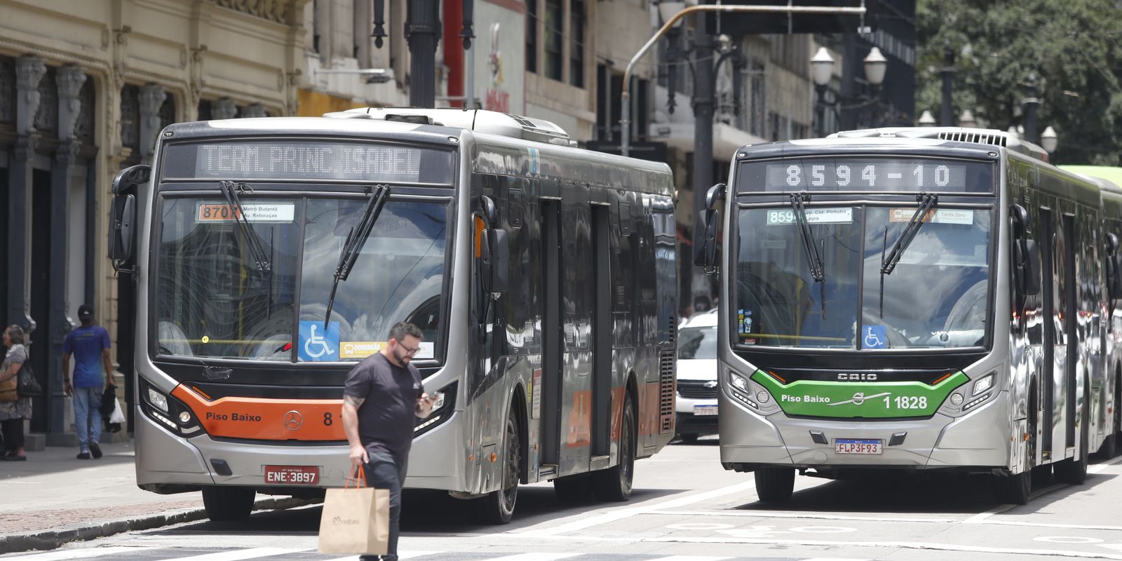 Setor de serviços cresce 0,3% em junho e atinge patamar recorde Setor de serviços cresce 0,3% em junho e atinge patamar recorde