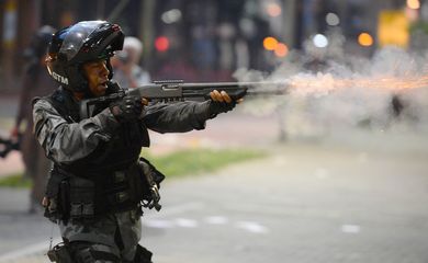 Rio de Janeiro - Polícia Militar e manifestantes entraram em confronto no centro do Rio durante protesto contra as reformas trabalhista e da Previdência (Tomaz Silva/Agência Brasil)