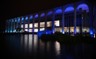 Palácio Itamaraty iluminado de azul em alusão ao Dia Mundial de Conscientização do Autismo (Fabio Rodrigues Pozzebom/Agência Brasil)