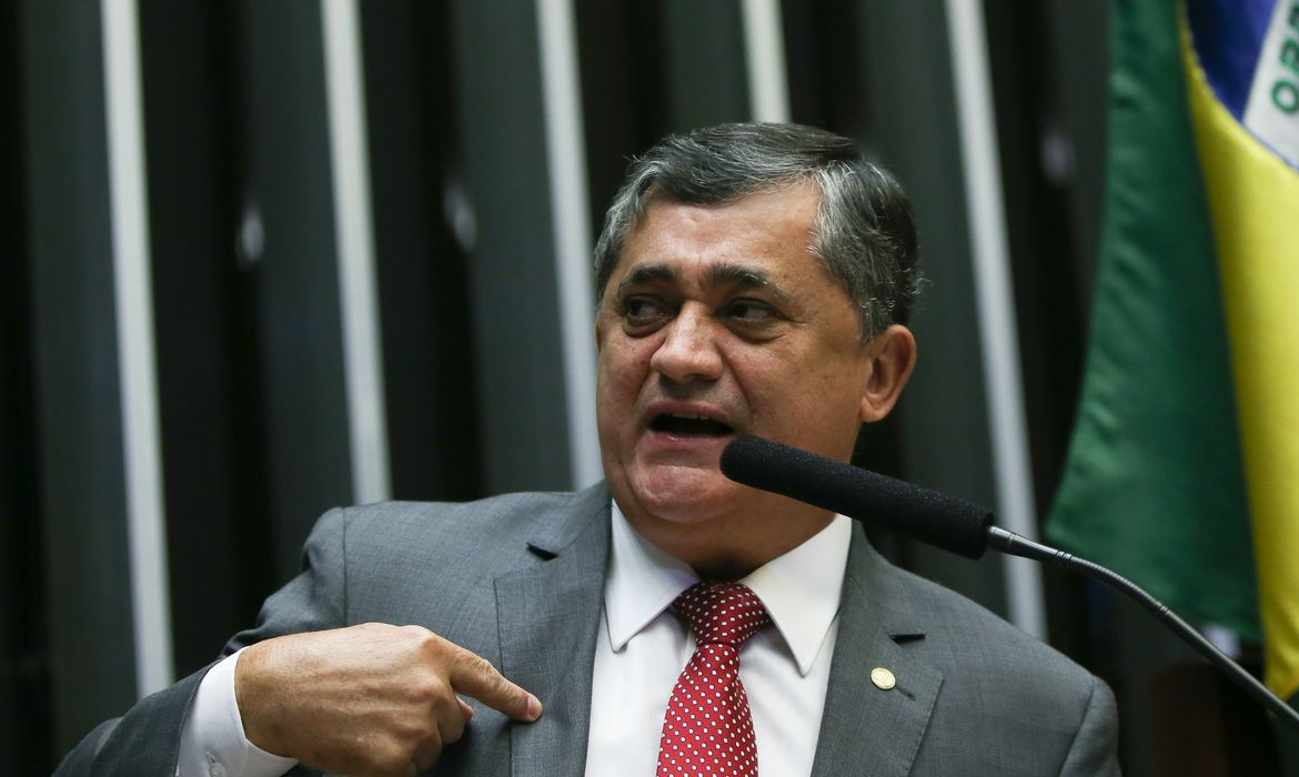 Brasília - Deputado José Guimarães disse que um impedimento do mandato de Dilma Rousseff não é saída para a crise econômica enfrentada pelo país (Marcelo Camargo/Agência Brasil)