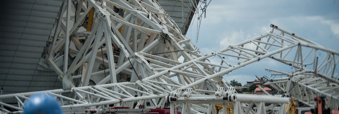 São Paulo – A queda de um guindaste nas obras do estádio do Corinthians, o Itaquerão, que será palco da abertura dos jogos da Copa do Mundo de 2014, provocou o desabamento de parte da estrutura das arquibancadas