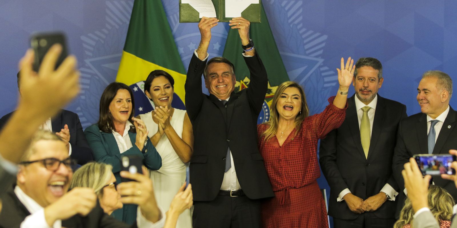 Presidente sanciona piso para enfermagem sem reajuste automático | Agência  Brasil