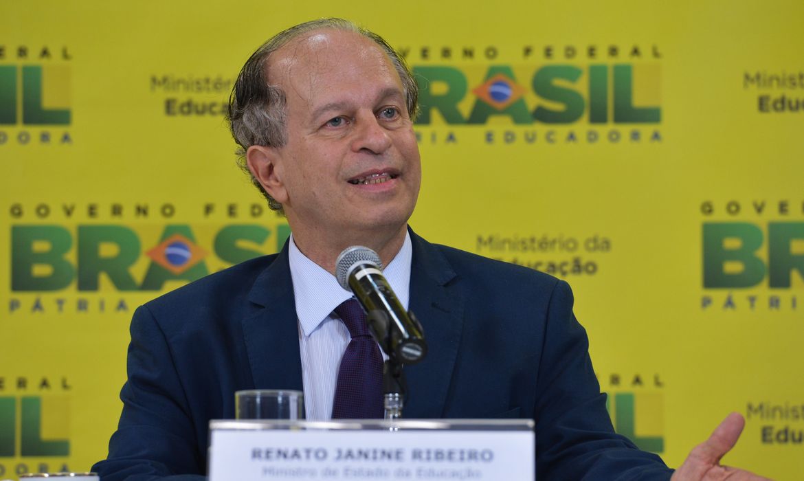 O novo ministro da Educação, Renato Janine Ribeiro, fala à imprensa após cerimônia de transmissão de cargo, no ministério (Valter Campanato/Agência Brasil)
