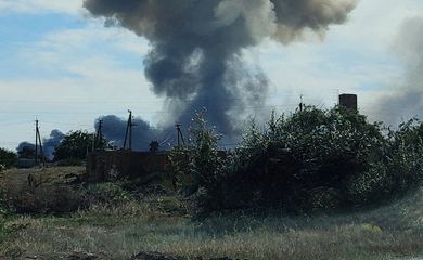 Fumaça é vista após explosões serem ouvidas perto de Novofedorivka