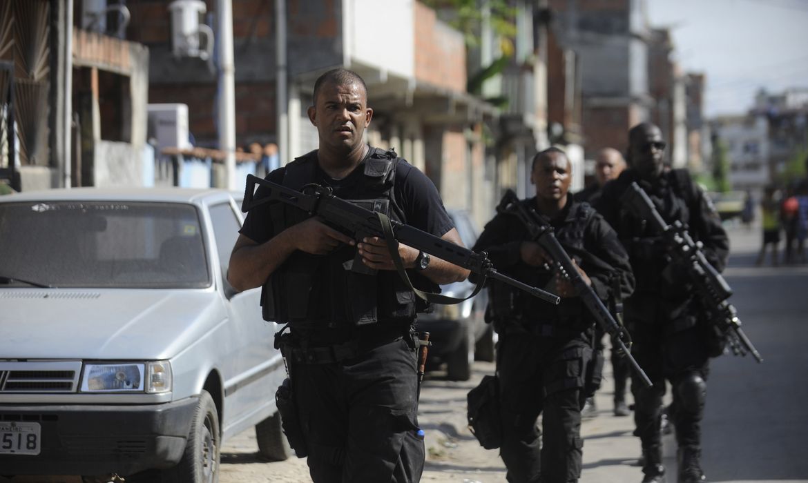Rio de Janeiro- As forças de segurança estadual e federal ocuparam em cerca de 15 minutos o Complexo de Favelas da Maré, em operação iniciada às 5h (Tânia Rêgo/Agência Brasil)