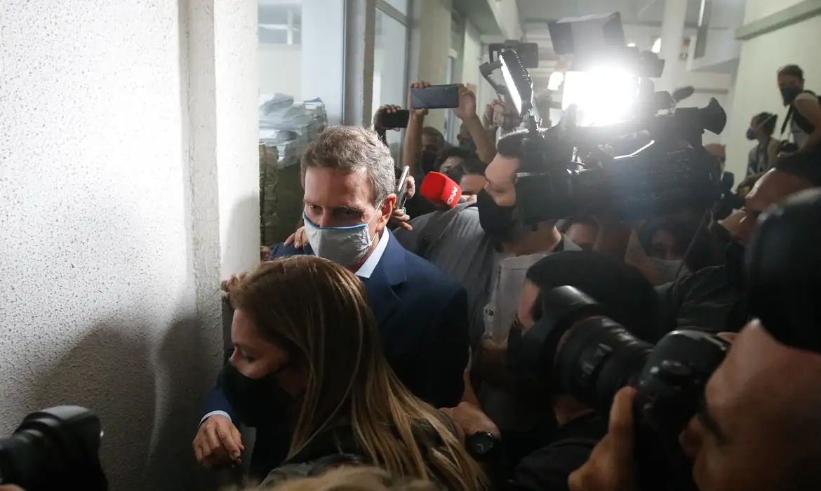 O prefeito do Rio de Janeiro, Marcelo Crivella, deixa a Cidade da Polícia, após ser preso na manhã desta terça-feira (22) em uma ação conjunta entre a Polícia Civil e o Ministério Público do RJ.