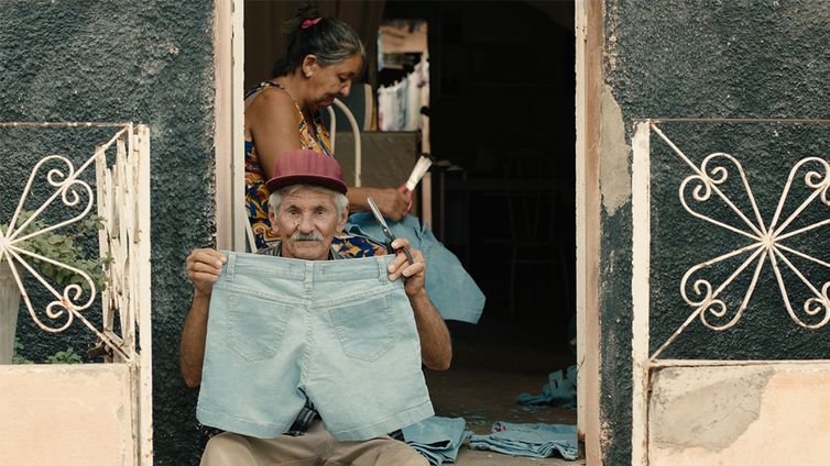Documentário acompanha trabalhadores em polo de produção de jeans