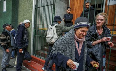 Mulher se afasta de fila após receber alimento de igreja que auxilia os pobres em Buenos Aires
31/05/2024 REUTERS/Agustin Marcarian