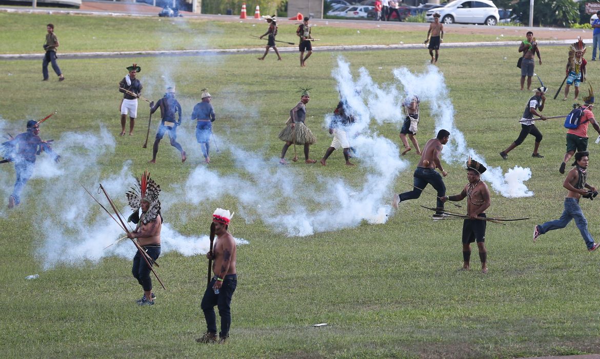 Brasília - Índios fazem manifestação na Esplanada dos Ministérios (Wilson Dias/Agência Brasil)