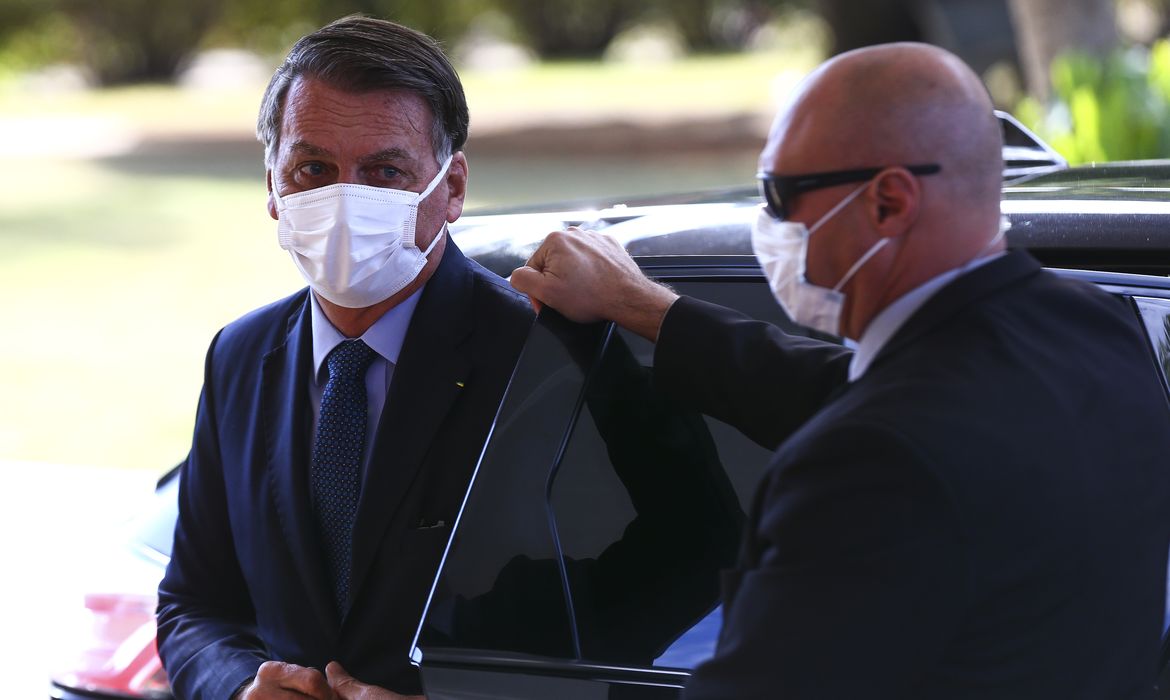 O presidente Jair Bolsonaro chega ao ministério da Defesa para cerimônia de inauguração da antena de recepção multissatelital que vai permitir utilizar dados de satélite de observação da terra – ópticos e radares – no auxílio à preservação ambiental.