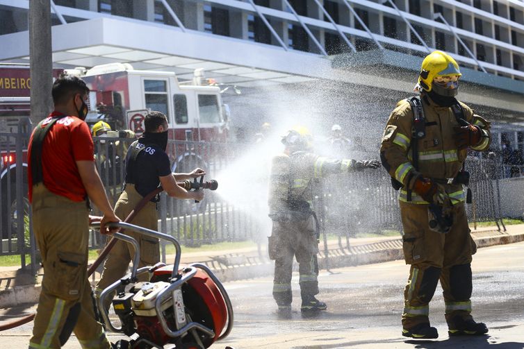 Bombeiros controlam incêndio no Hospital Santa Luzia, em Brasília.