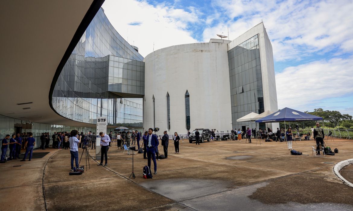 Brasília, (DF) 25/03/2025 - Local para Jornalistas na parte externa do STF. O Supremo Tribunal Federal começa a julgar, o ex-presidente Jair Bolsonaro e mais sete denunciados pela trama golpista vão se tornar réus na ação. O caso será julgado pela Primeira Turma da Corte, colegiado formado por cinco dos 11 ministros que compõem o tribunal. Foto: Fabio Rodrigues-Pozzebom/Agência Brasil