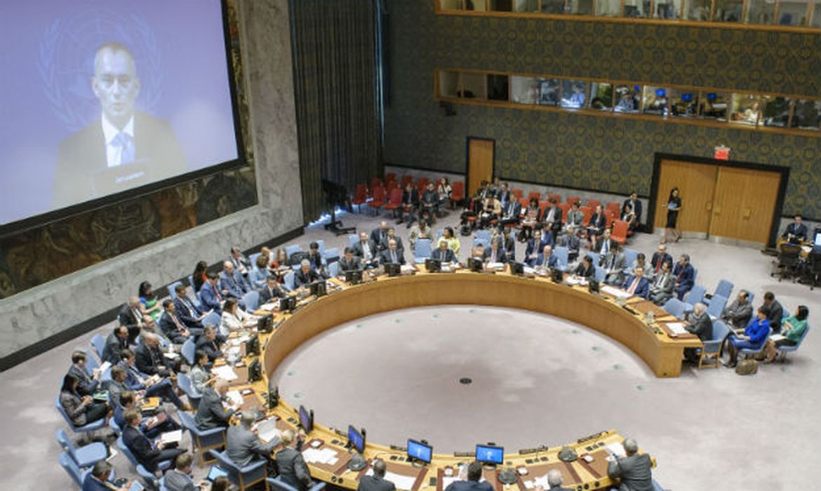 Nickolay Mladenov (em videoconferência) apresenta informe em reunião no Conselho de Segurança da ONU