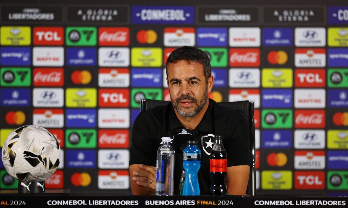 Soccer - Copa Libertadores - Final - Botafogo and Atletico Mineiro Press Conference and Stadium Visit - Estadio Mas Monumental, Buenos Aires, Argentina - November 29, 2024 Botafogo coach Artur Jorge during press conference REUTERS/Agustin Marcarian