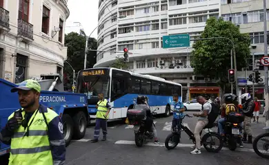 Rio de Janeiro (RJ), 28/10/2025 – Durante operação policia contra o Comando Vermelho, bandidos renderam motorista da linha 409 na Rua do Riachuelo, na Lapa, e obrigaram a atravessar na via, levando a chave. Foto: Fernando Frazão/Agência Brasil