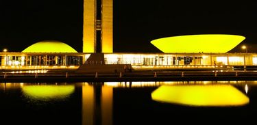 Congresso iluminado para o Maio Amarelo 