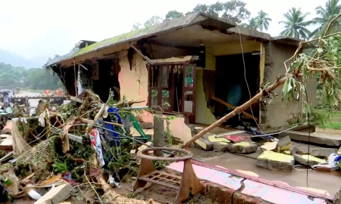 Casa danificada pelas fortes chuvas em Kottayam, na Índia