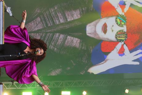 São Paulo (SP), 28/05/2023 - A cantora Paula Lima no show em homenagem a Rita Lee no Vale do Anhangabaú durante Virada Cultural 2023. Foto: Rovena Rosa/Agência Brasil