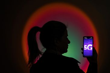 Mulher com celular na mão