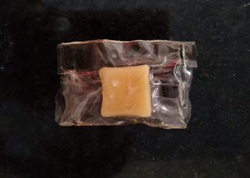 Da junção do pó fino secular e versátil da gelatina incorporando nano cristais de celulose, modificadores com resina de pinus, resulta numa película, antimicrobiana, antioxidante, estável, biodegradável e até comestível, para embalagens multifuncionais