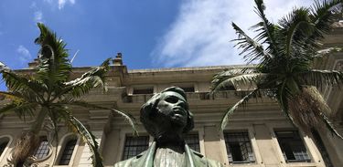 Estátua de Manuel Antônio Álvares de Azevedo, escritor da segunda geração romântica, no Brasil do século XIX. Localizado no Largo São Francisco, São Paulo - SP.