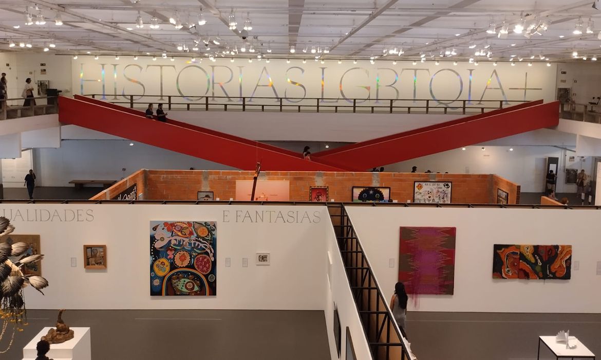 São Paulo (SP), 15/10/2024 - Exposição Histórias LGBTQIA+, do Masp, tem 150 obras de artistas brasileiros e estrangeiros e documentos. Foto: Letycia Bond/Agência Brasil