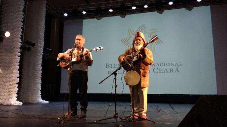 Edwirges Nogueira/Agência Brasil O violeiro e poeta cearense Geraldo Amâncio e repentista baiano Bule Bule são homenageados na abertura da 12ª Bienal Internacional do Livro do Ceará