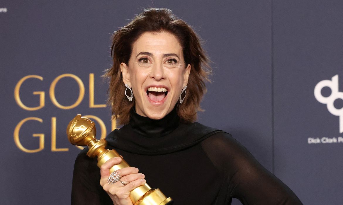 REUTERS/Mario Anzuoni/Proibida reprodução Fernanda Torres poses with the award for Best Performance by an Actress in a Motion Picture — Drama for