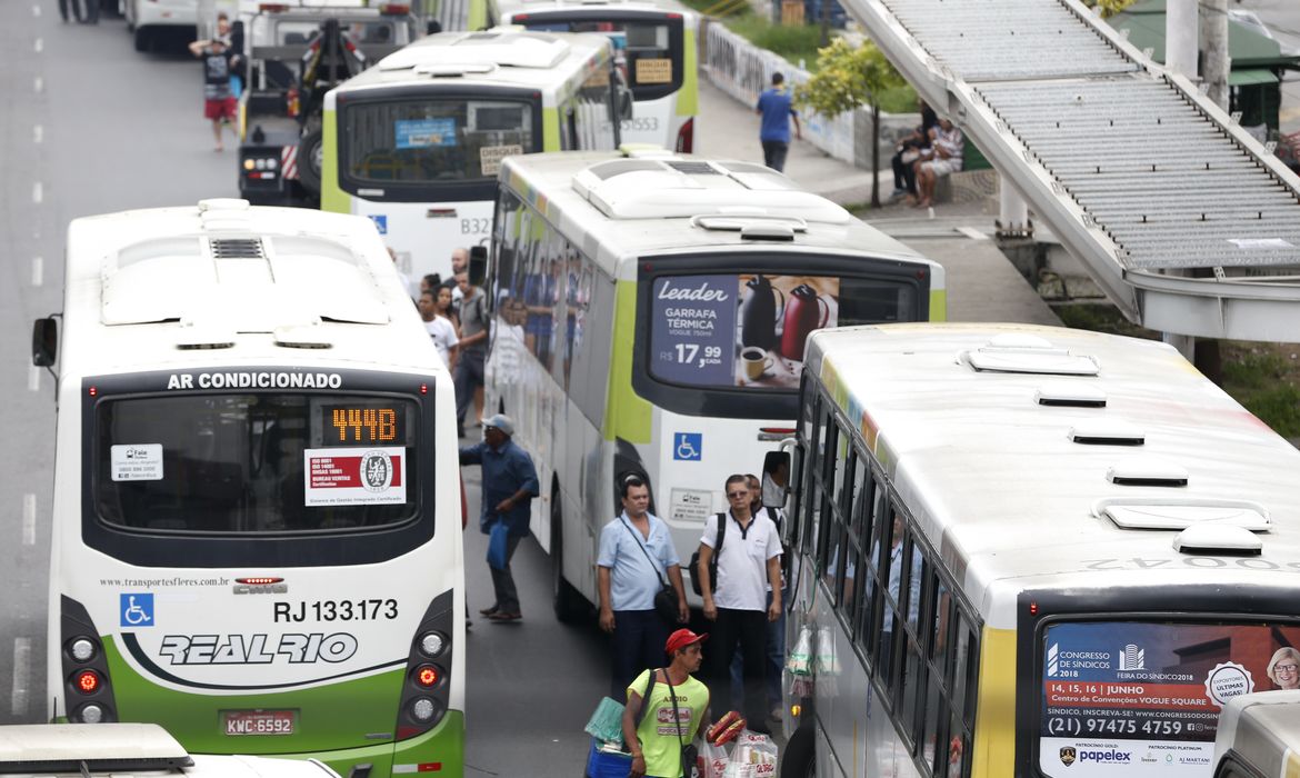 Rodoviários do Rio fazem paralisação. Vários ônibus ficam parados na Avenida Brasil com os pneus furados.