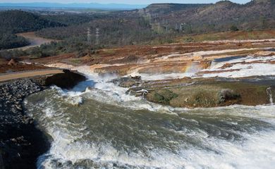 Foto divulgada pelo Departamento de Recursos Hídricos da Califórnia, da barragem que é considerada a mais alta dos Estados Unidos e pode sofrer danos em um trecho do vertedouro auxiliar de Oroville, a 250 quilômetros de São Francisco