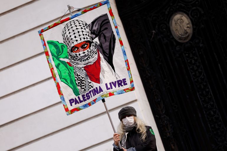 Rio de Janeiro (RJ), 07/07/2025 - Grupos ligados ao Comite de Solidariedade com a Luta do Povo Palestino fazem manifestação contra o genocídio do povo palestino na Faixa de Gaza e por uma Palestina livre, na Cinelândia, no centro da cidade.   Foto: Tânia Rêgo/Agência Brasil