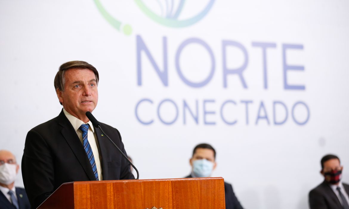 O presidente Jair Bolsonaro assinou nesta terça-feira (1º), no Palácio do Planalto, um decreto que cria o programa Norte Conectado, 
