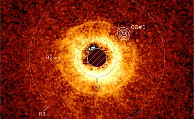 Uma imagem do disco protoplanetário ao redor da estrela TWA 7, registrada usando o instrumento SPHERE do Very Large Telescope do Observatório Europeu do Sul, baseado no Chile, é vista com uma imagem capturada com o instrumento MIRI do Telescópio Espacial James Webb sobreposta nesta imagem divulgada em 25 de junho de 2025.
AM Lagrange et  al/JWST/ESO/Divulgação via REUTERS