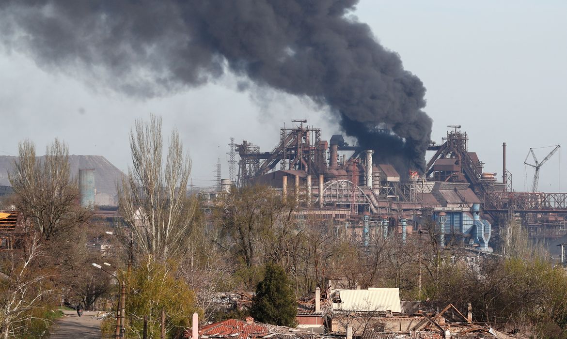 Fumaça sobe da siderúrgica de Azovstal em Mariupol