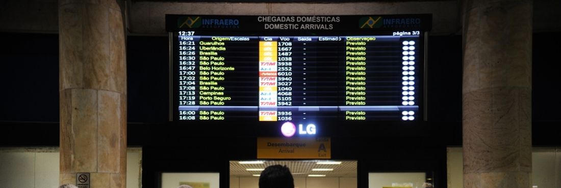 Rio de Janeiro - Passageiros em viagens de final de ano circulam pelo aeroporto Santos Dumont