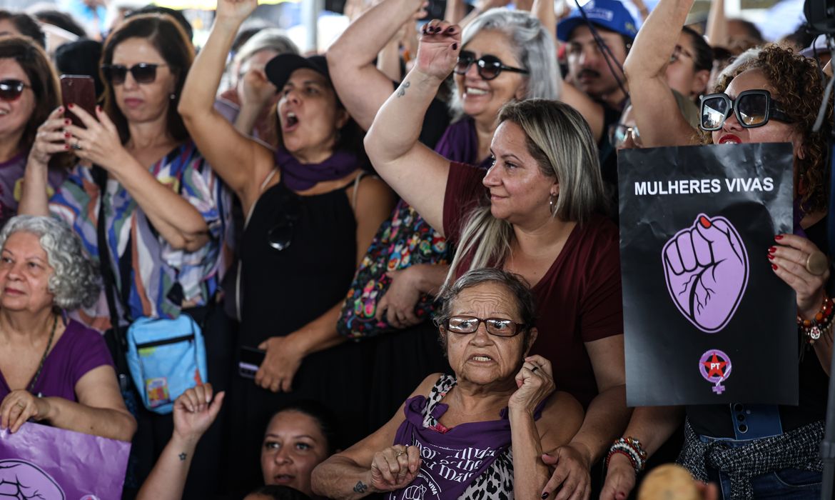 Brasília (DF), 07/12/2025 - O Levante Mulheres Vivas realiza ato na área central de Brasília para denunciar o feminicídio e todas as formas de violência contra mulheres. Foto: Marcelo Camargo/Agência Brasil