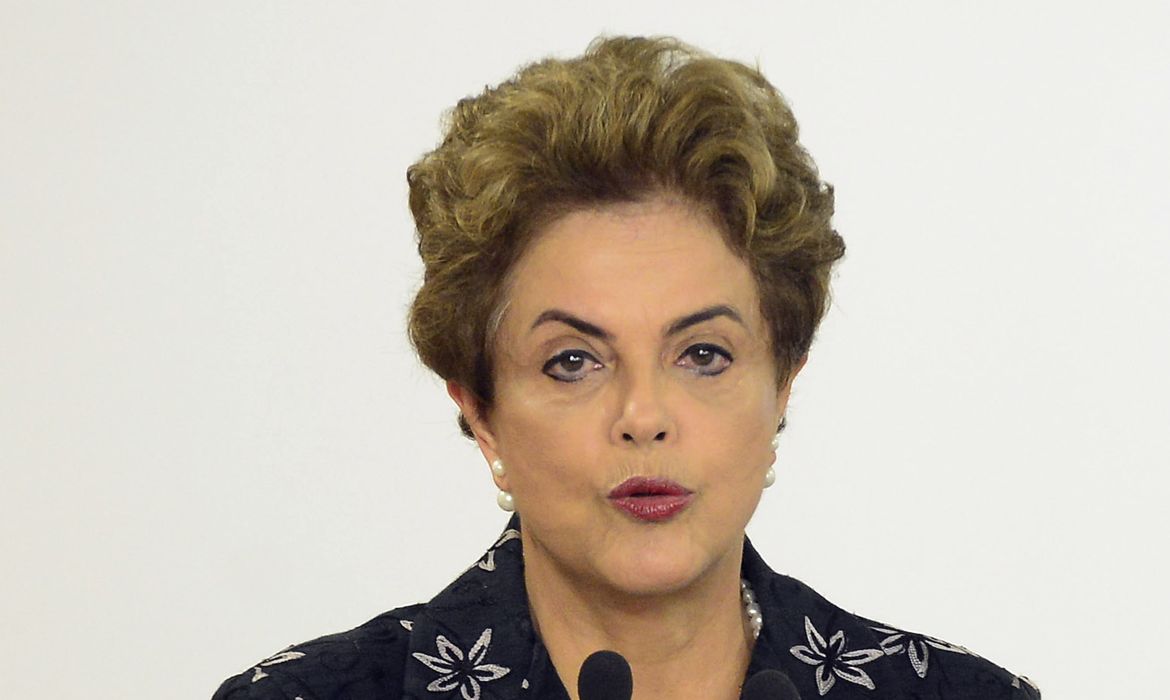 Brasília - A presidenta Dilma Rousseff participa da solenidade de assinatura de contratos de patrocínio de futebol (José Cruz/Agência Brasil) 