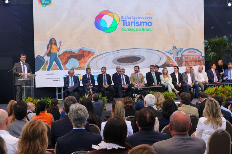 Brasília, DF 15/12/2023 O ministro do Turismo, Celso Sabino, o secretário-geral da OMT, Zurab Pololikashvili, o presidente da Embratur, Marcelo Freixo e o presidente da Câmara, Arthur Lira, durante abertura do Salão Nacional do Turismo, no Estádio Mané Garrincha, em Brasília. Foto: Fabio Rodrigues-Pozzebom/ Agência Brasil