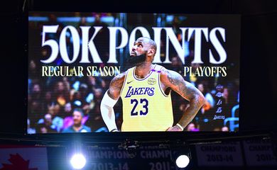 Tela mostra vídeo de comemoração dos 50 mil pontos anotados por LeBron James em sua carreira na NBA após o jogador alcançar a marca durante partida do Los Angeles Lakers contra o New Orleand Pelicans em Los Angeles
04/03/2025  Gary A. Vasquez-Imagn Images