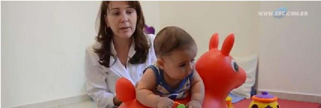 Fisioterapeuta Daniella Siqueira orienta mães a exercitar os bebês