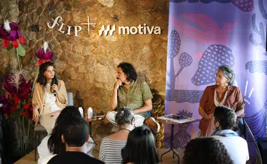 Paraty (RJ), 01/08/2025 - Dayana Araújo e Miriam Esposito participam da mesa A natureza também é sala de aula, com mediação de André Gravatá, na Casa Motiva durante a 23ª Festa Literária Internacional de Paraty - Flip. Foto: Rovena Rosa/Agência Brasil