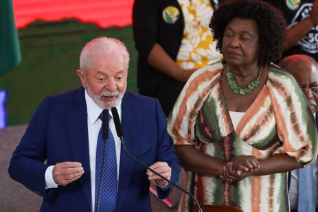 O presidente Luiz Inácio Lula da Silva, acompanhado da deputada Benedita da Silva, participa da celebração do Dia da Consciência Negra -Fabio Rodrigues-Pozzebom/ Agência Brasil